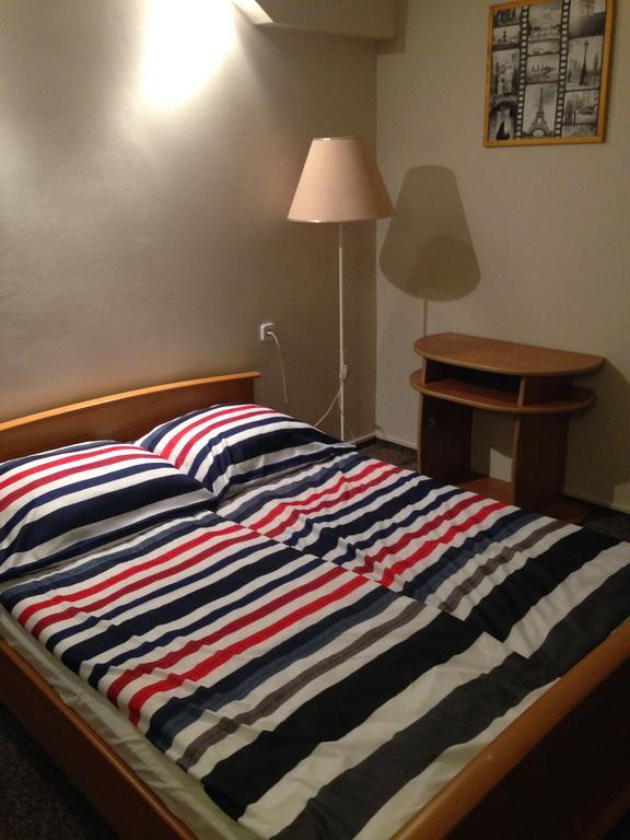 Hotel Pod Debem Zielona Góra Kültér fotó