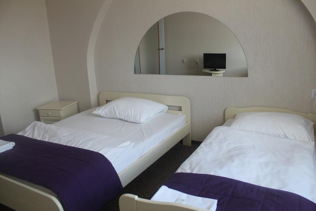 Hotel Pod Debem Zielona Góra Kültér fotó