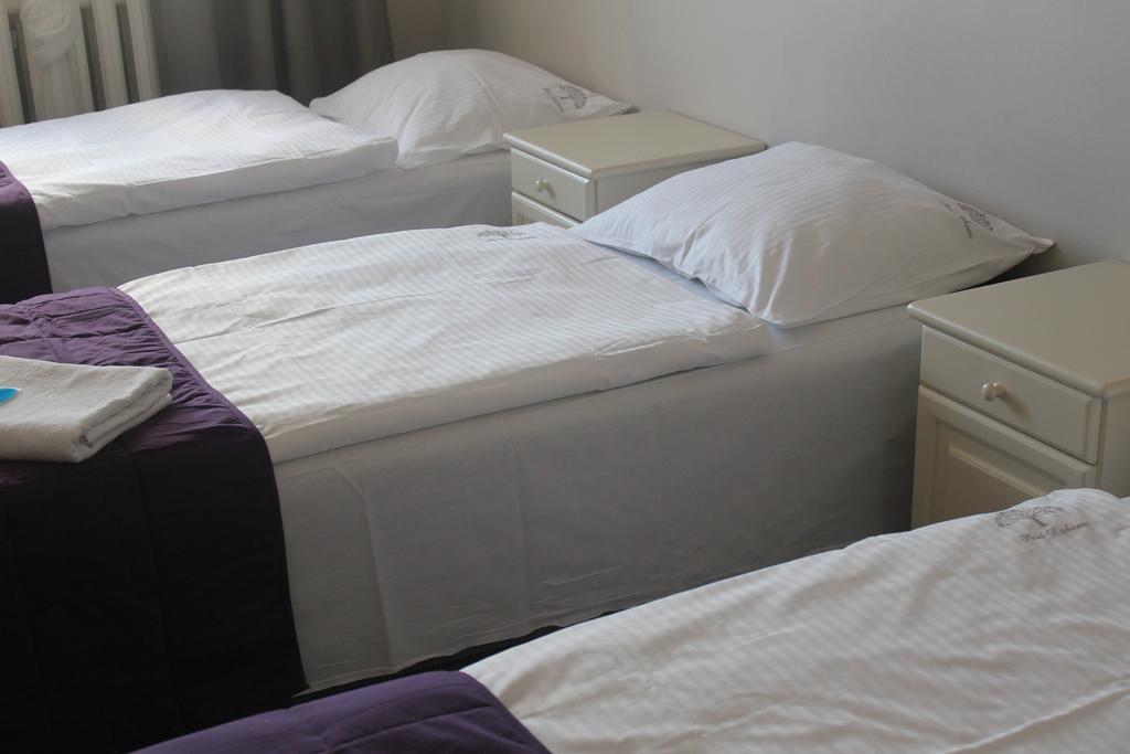 Hotel Pod Debem Zielona Góra Kültér fotó