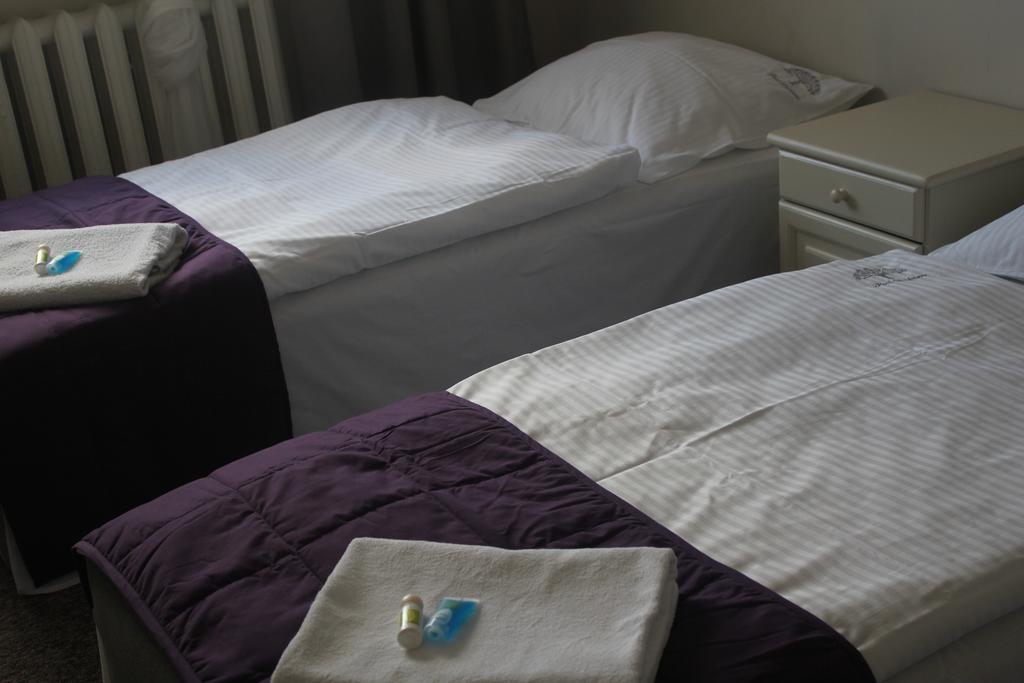 Hotel Pod Debem Zielona Góra Kültér fotó