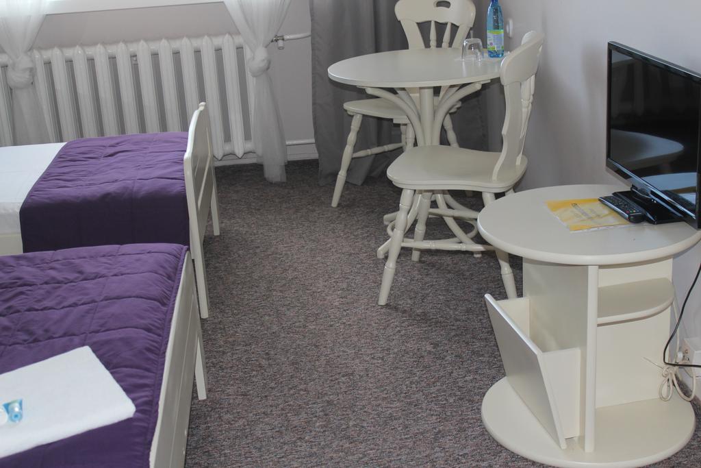 Hotel Pod Debem Zielona Góra Kültér fotó
