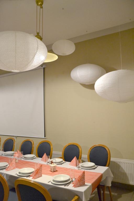 Hotel Pod Debem Zielona Góra Kültér fotó