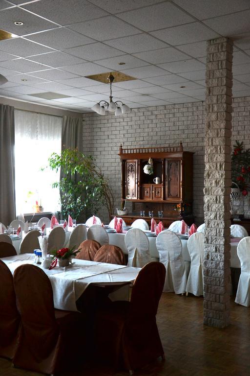 Hotel Pod Debem Zielona Góra Kültér fotó
