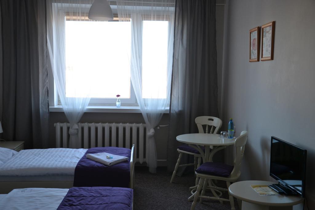 Hotel Pod Debem Zielona Góra Kültér fotó